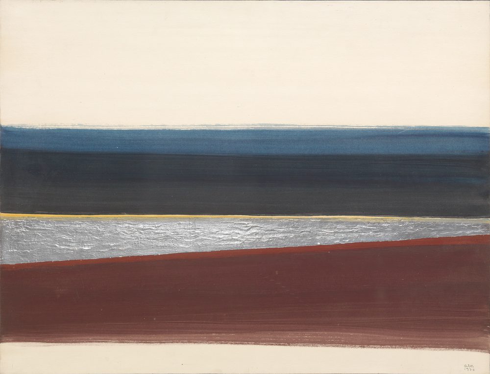 Rivage rouge ciel gris bleu